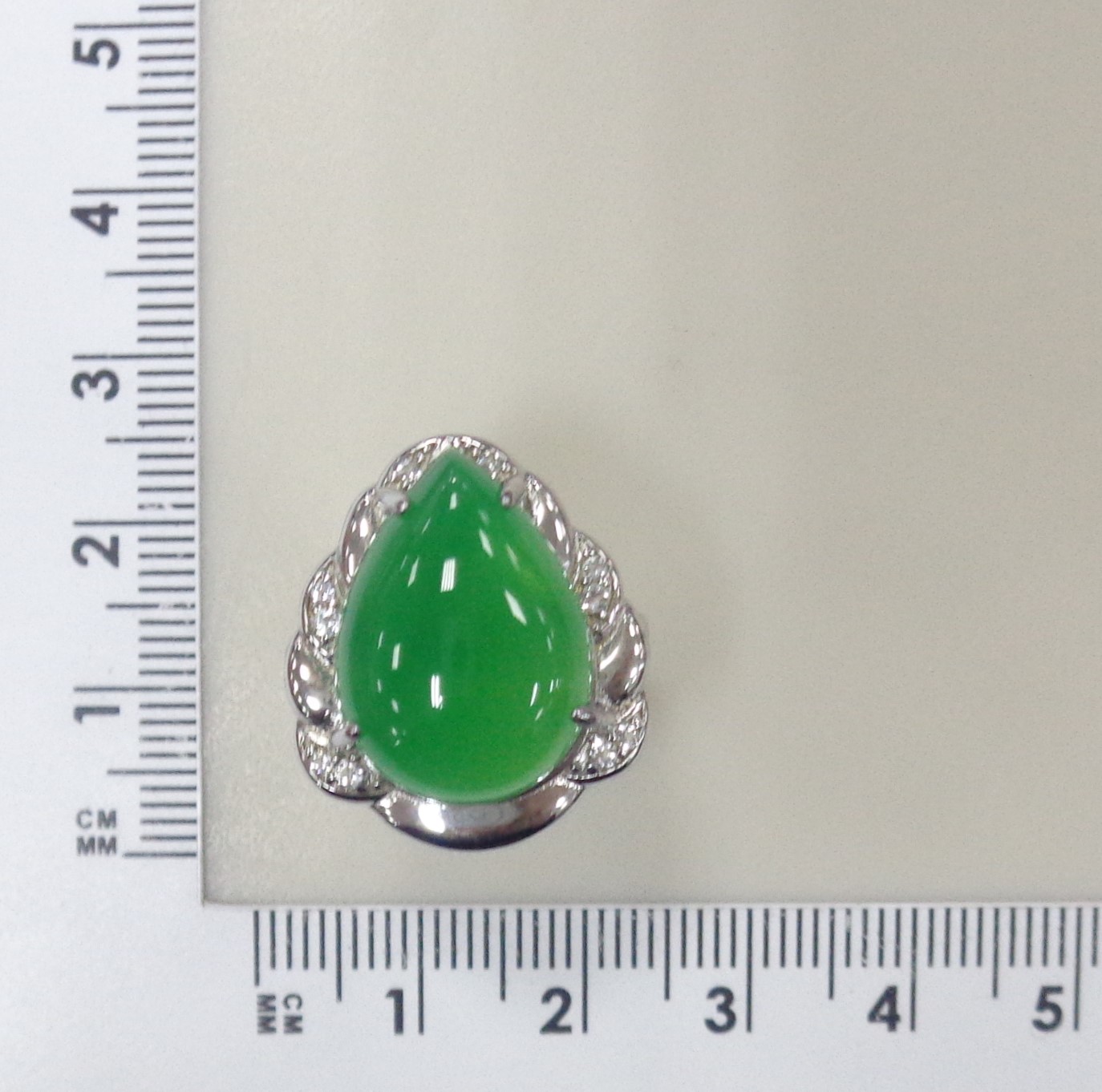 Серебряное кольцо с зеленым халцедоном